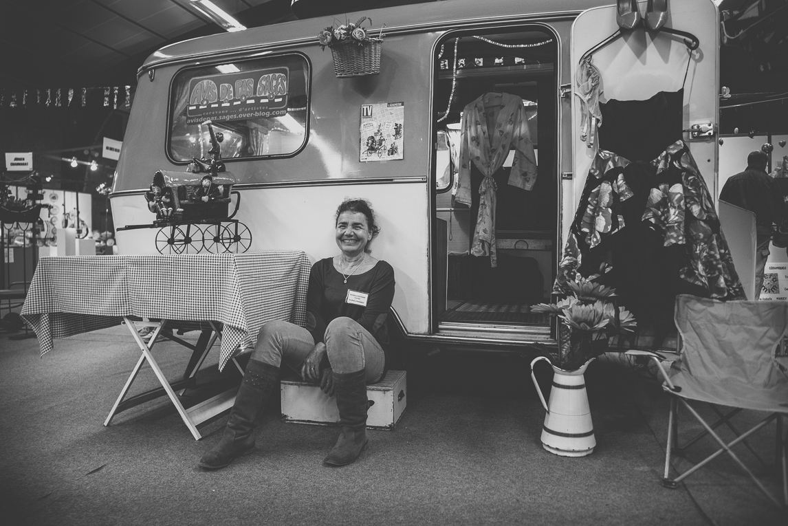 rozimages - photographie évènementielle - Salon des Arts et du Feu 2015 - caravane avec artiste assise devant - Martres-Tolosane, France