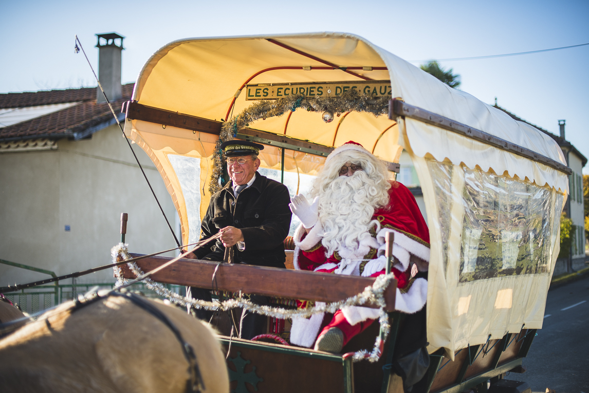 rozimages - photographie d'évènement - évènement communautaire - Marché de Noël 2015 - calèche avec le Père Noel à bord - Mondavezan, France
