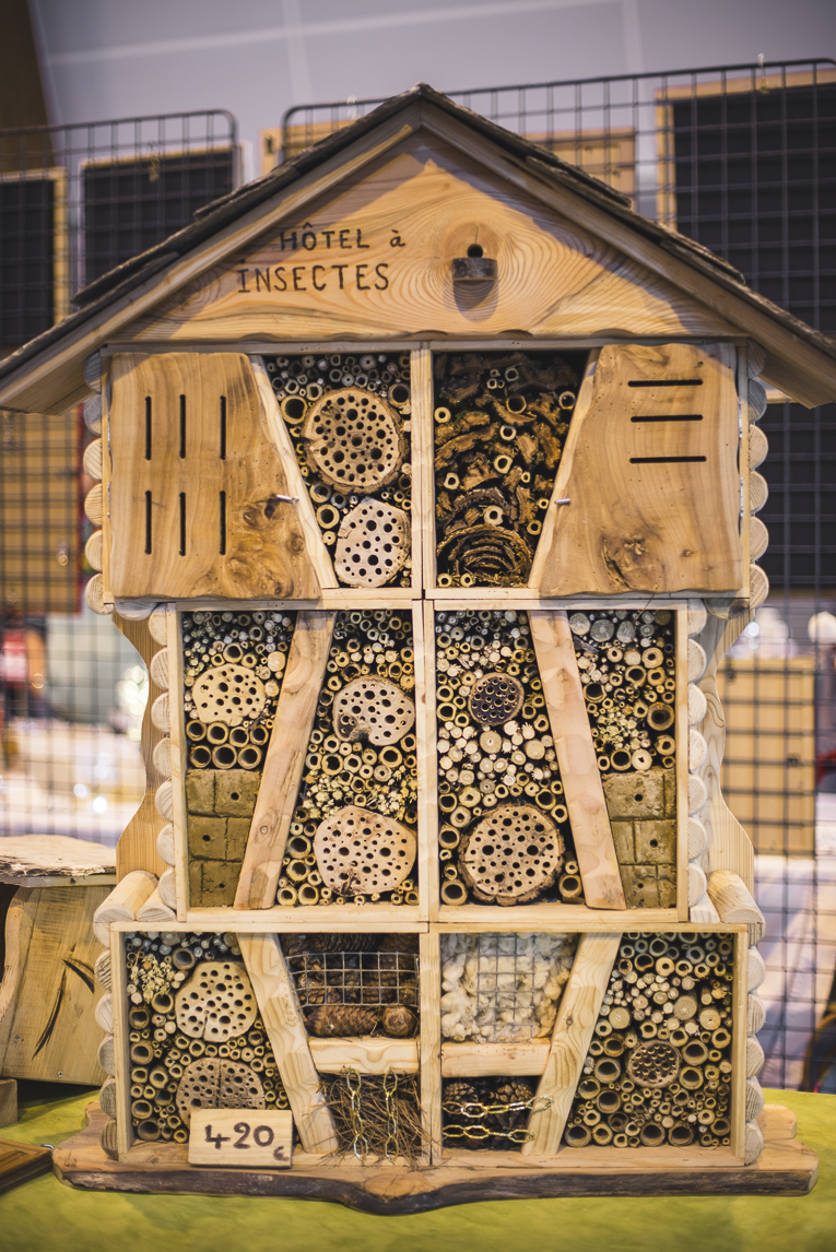 rozimages - photographie d'évènement - évènement communautaire - Marché de Noël 2015 - cabane d'insectes en bois - Mondavezan, France