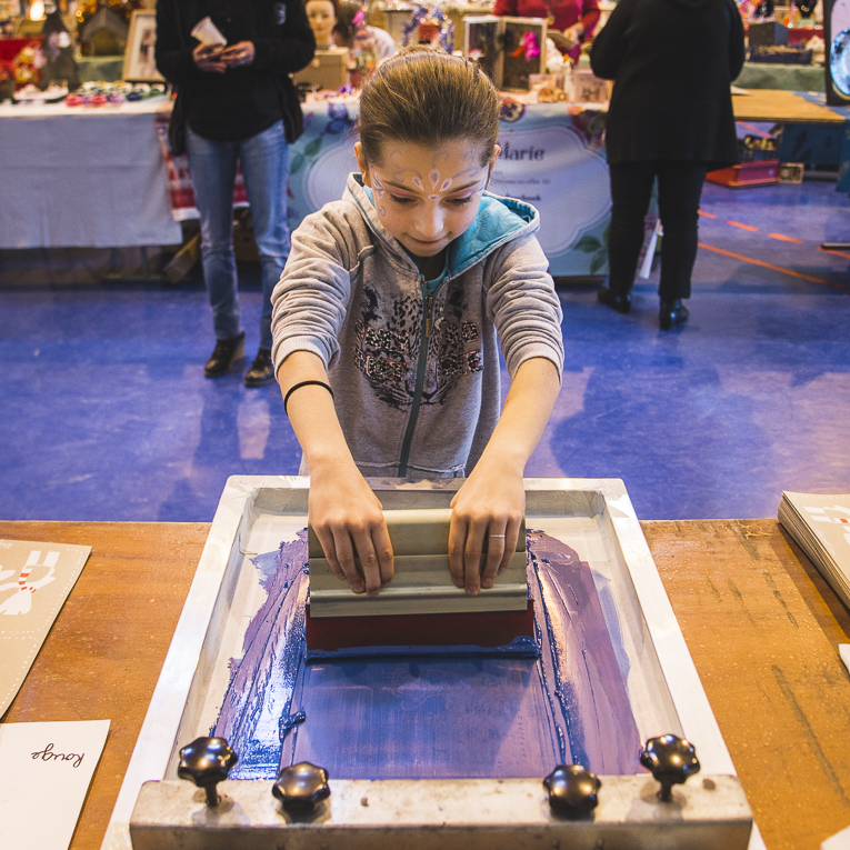 rozimages - photographie d'évènement - évènement communautaire - Marché de Noël 2015 - atelier de sérigraphie pour enfants - Mondavezan, France
