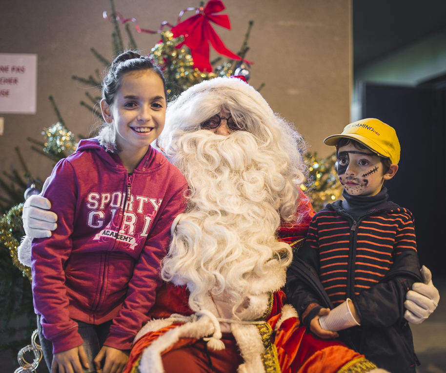 rozimages - photographie d'évènement - évènement communautaire - Marché de Noël 2015 - Père Noël et deux enfants - Mondavezan, France