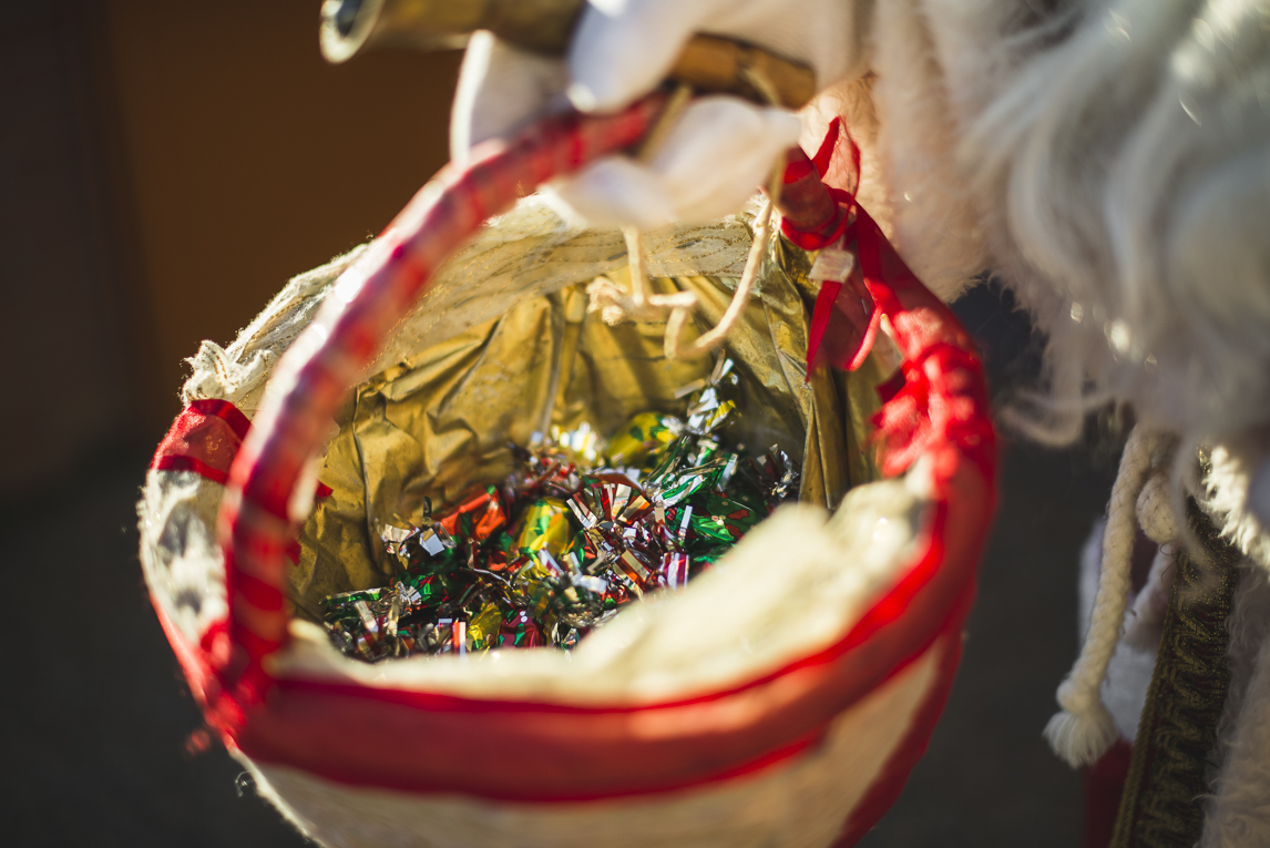 rozimages - photographie d'évènement - évènement communautaire - Marché de Noël 2015 - le sac du Père Noël rempli de bonbons - Mondavezan, France
