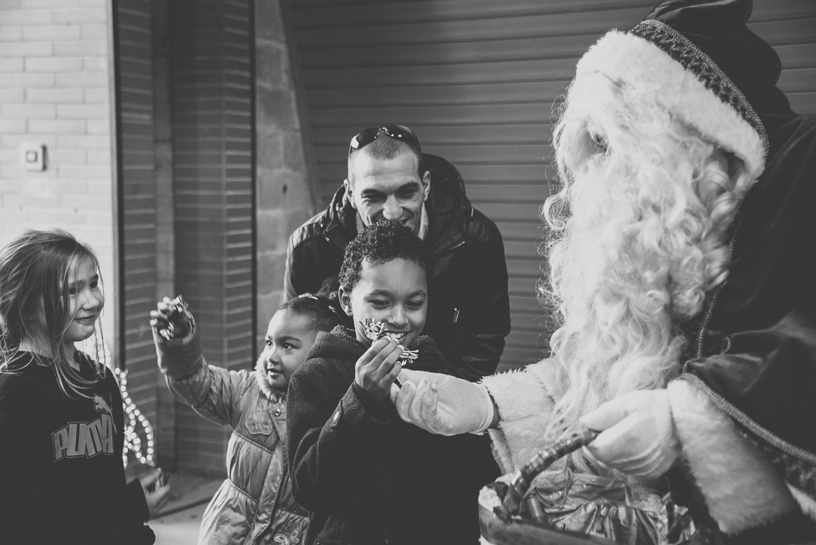 rozimages - photographie d'évènement - évènement communautaire - Marché de Noël 2015 - Père Noël distribuant des bonbons aux enfants - Mondavezan, France