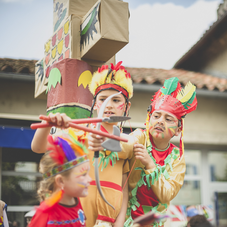 Fête des fleurs Cazères 2016 - enfants jouant sur char de défilé - Photographe évènementiel