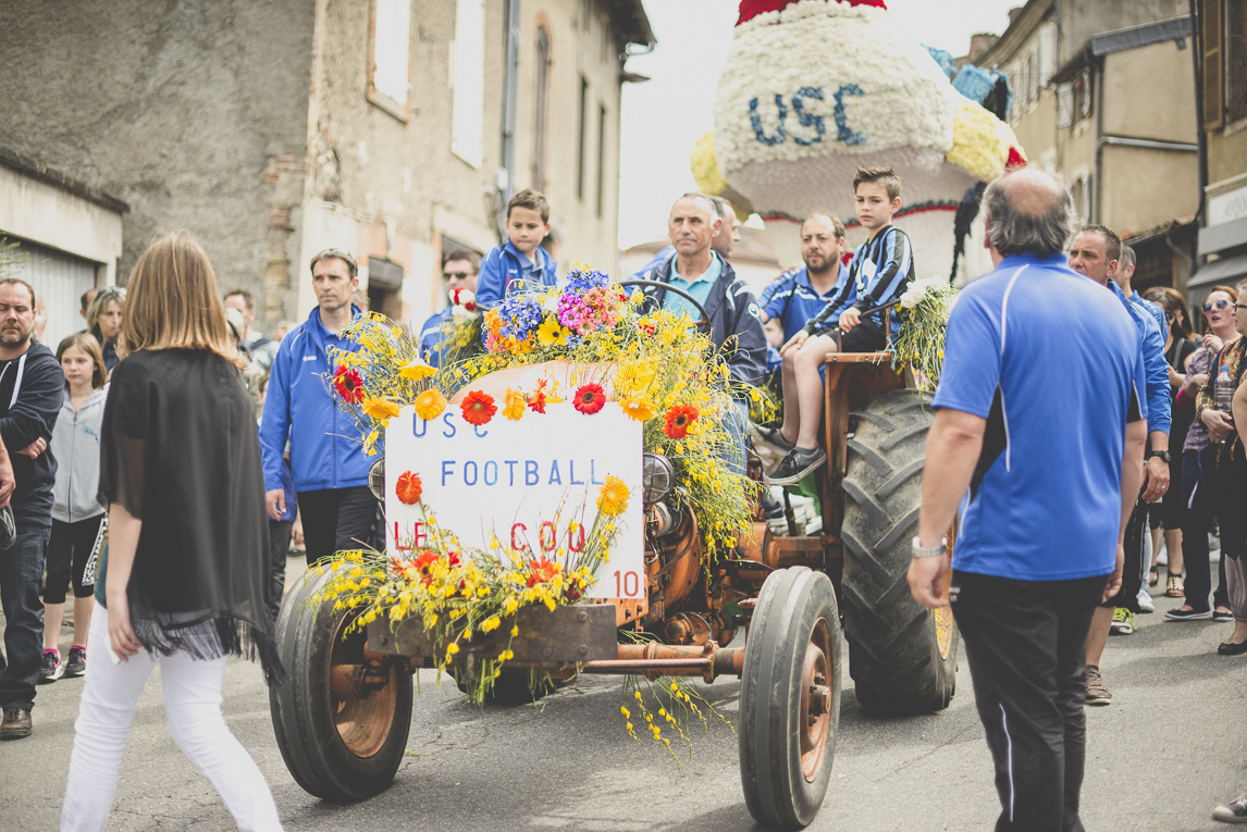 Fête des fleurs Cazères 2016 - tracteur décoré dans défilé - Photographe évènementiel