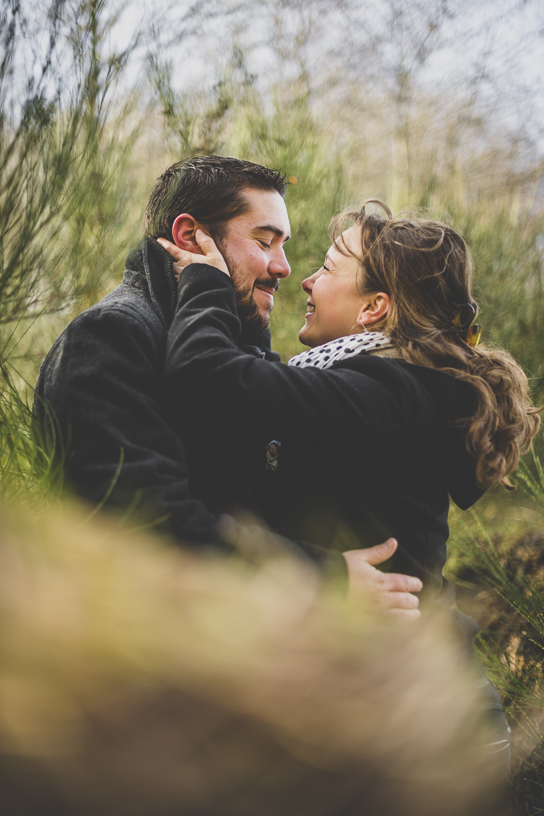 Couple session in the countryside - man and woman hug and look at each other - Couple Photographer