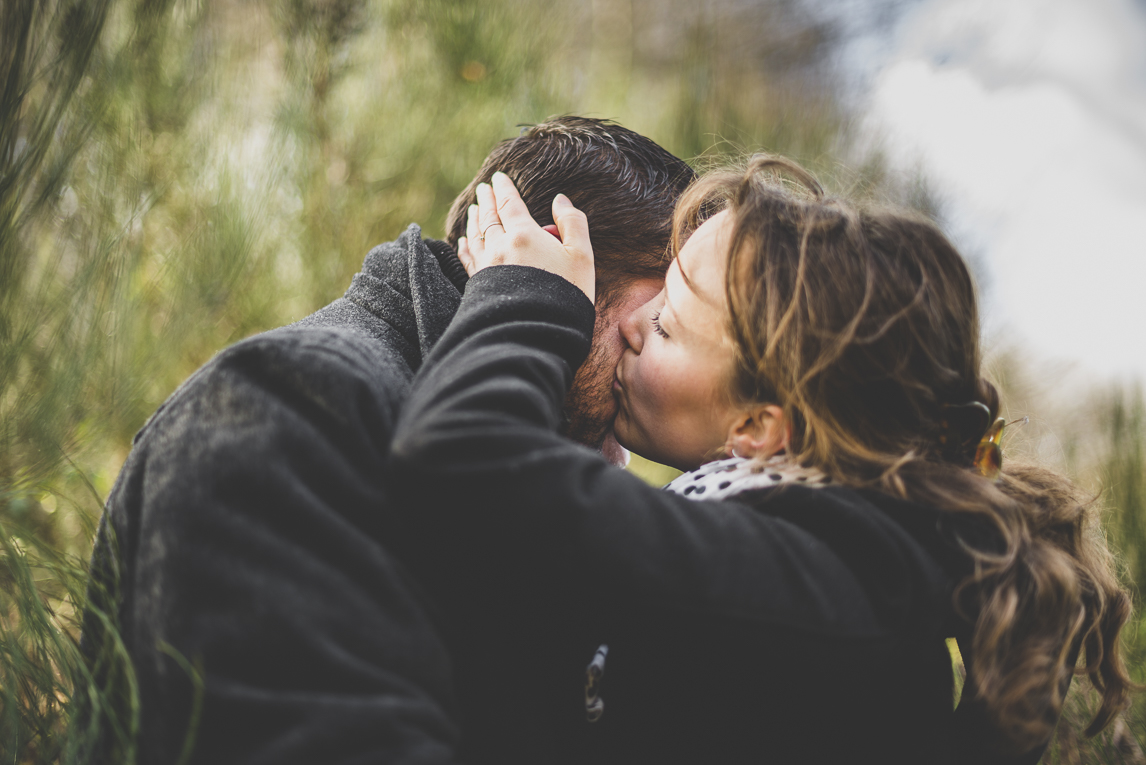 Couple session in the countryside - woman kiss her man - Couple Photographer