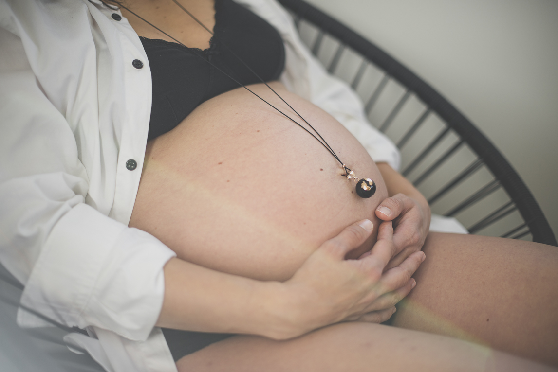 Séance photo grossesse Muret - femme enceinte assise avec bola de grossesse - Photographe grossesse