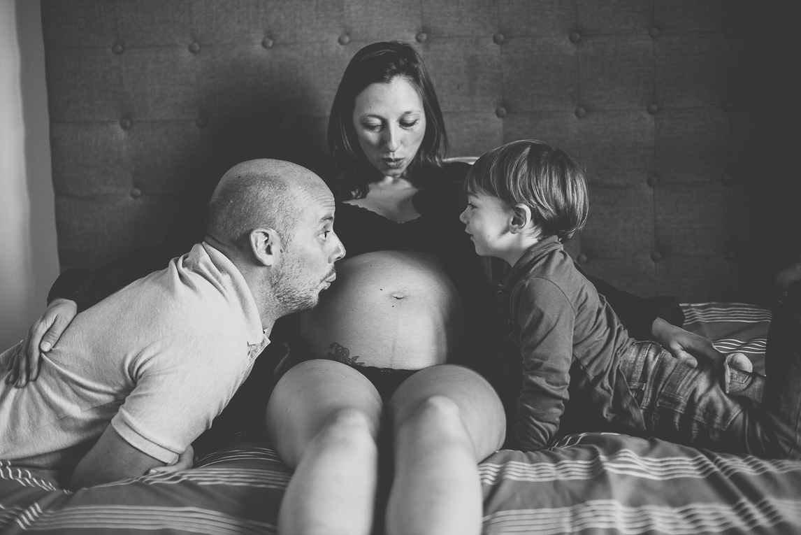 Séance photo grossesse Muret - femme enceinte avec papa et enfant de chaque côté du ventre - Photographe grossesse