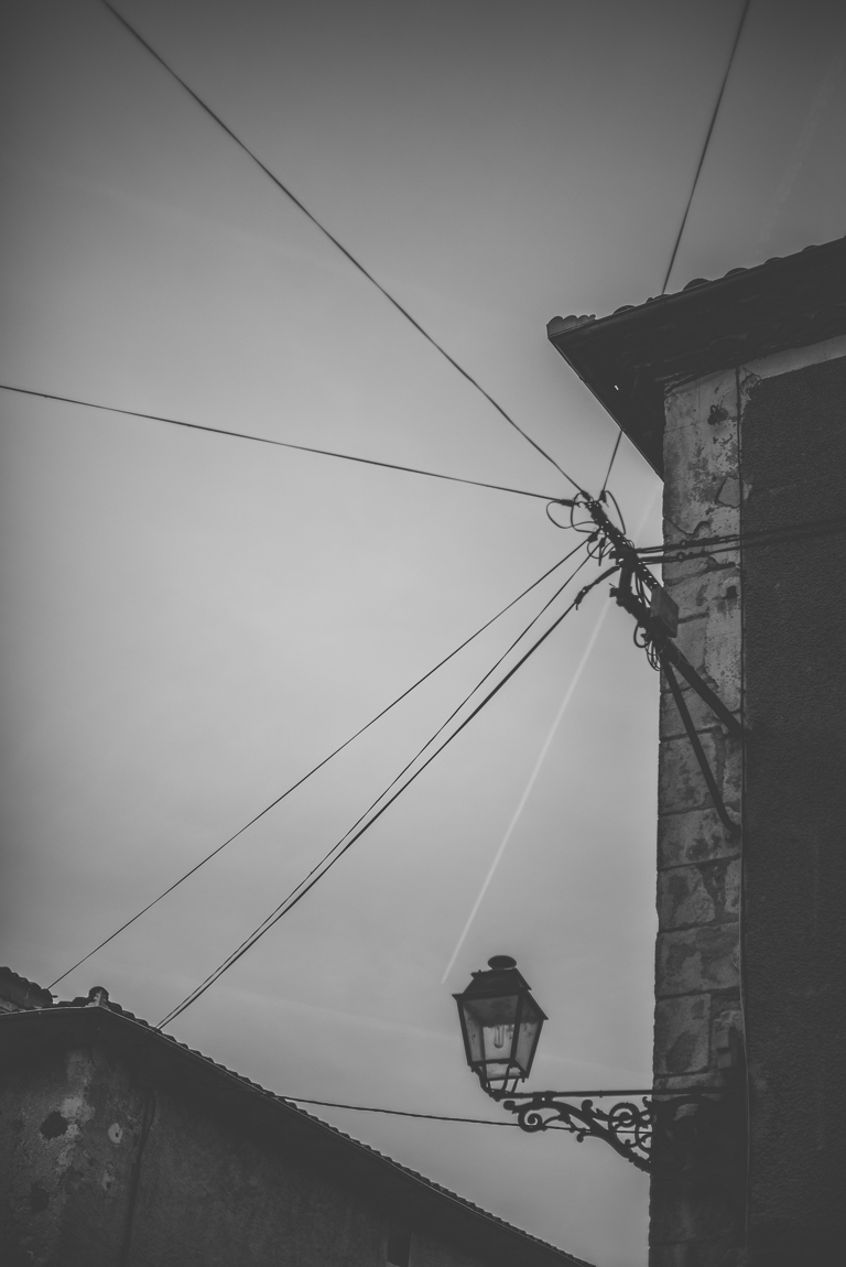 Reportage village Alan - lampadaire et cables électriques - Photographe voyage