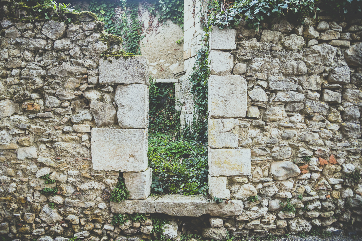 Reportage village Alan - mur en pierre en ruines - Photographe voyage