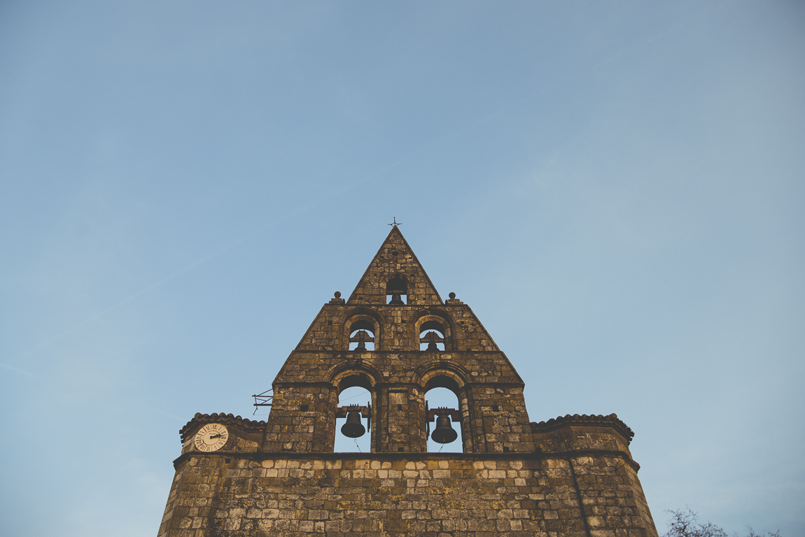Reportage village Alan - église et clocher mur - Photographe voyage