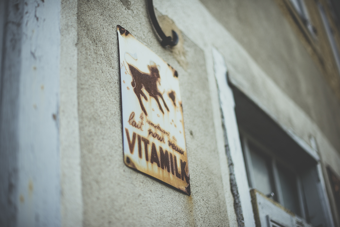 Reportage village Alan - ancien panneau rouillé vitamilk - Photographe voyage