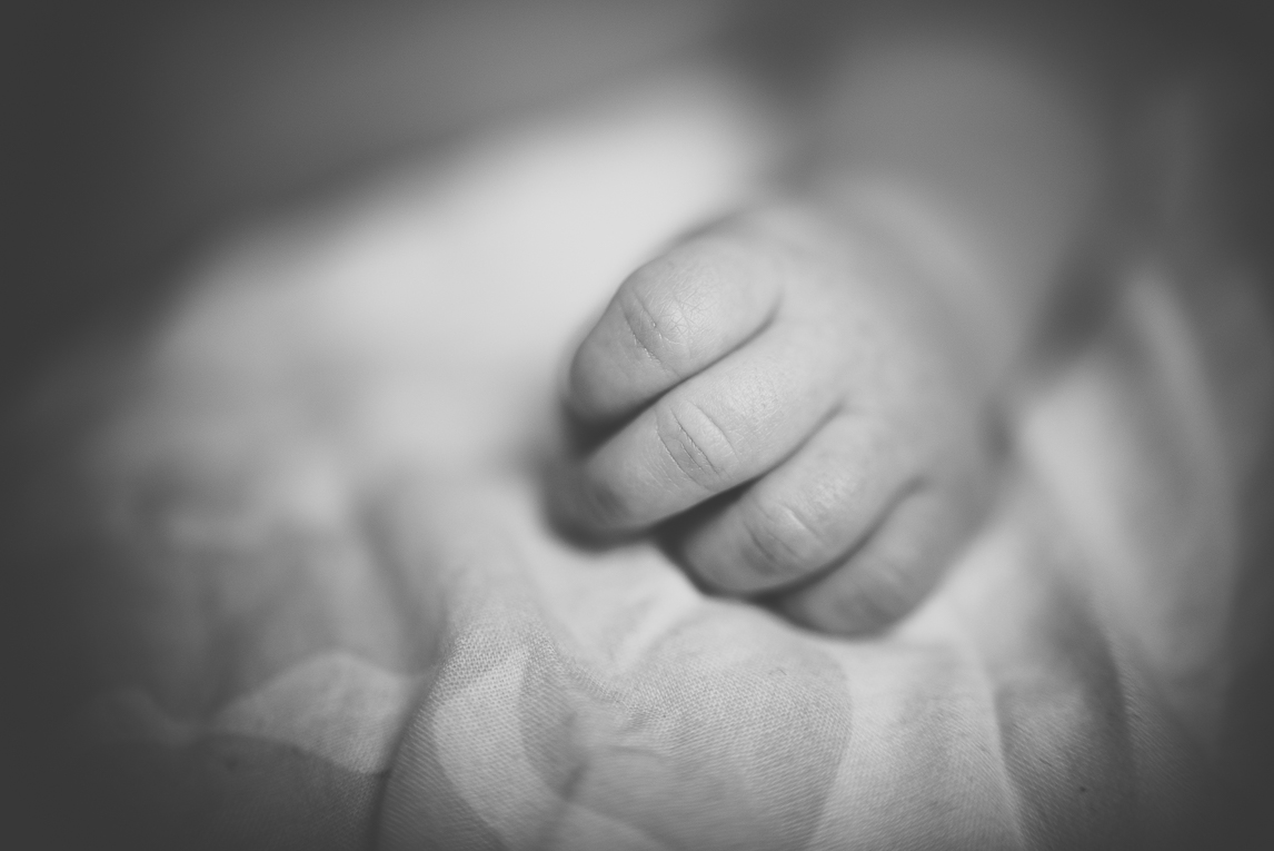 Séance bébé à domicile - gros plan main de bébé - Photographe bébé