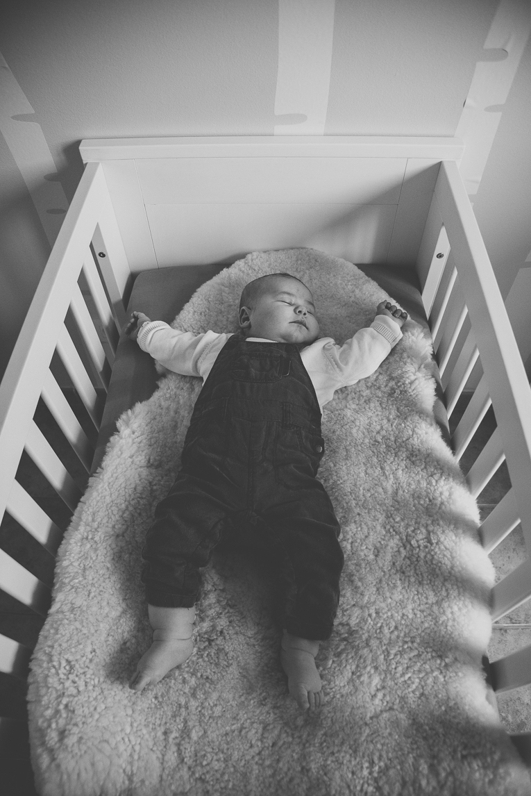 Séance bébé à domicile - bébé endormi dans son lit - Photographe bébé