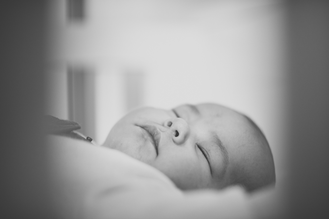 Séance bébé à domicile - visage bébé qui dort - Photographe bébé