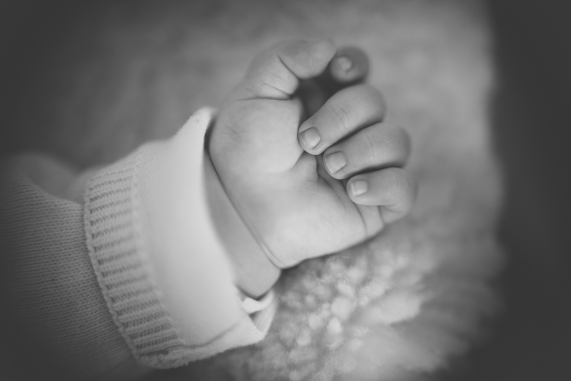 Séance bébé à domicile - gros plan poing de bébé - Photographe bébé