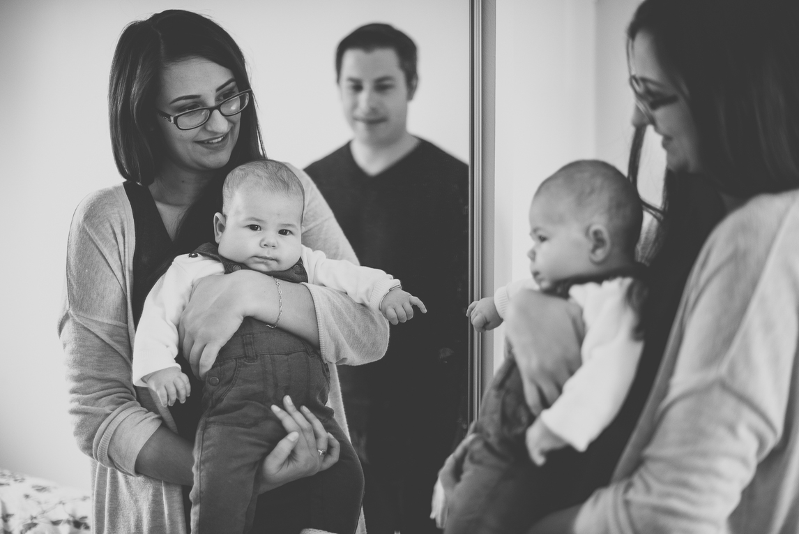Séance bébé à domicile - bébé dans les bras de maman en reflet dans le mirroir - Photographe bébé