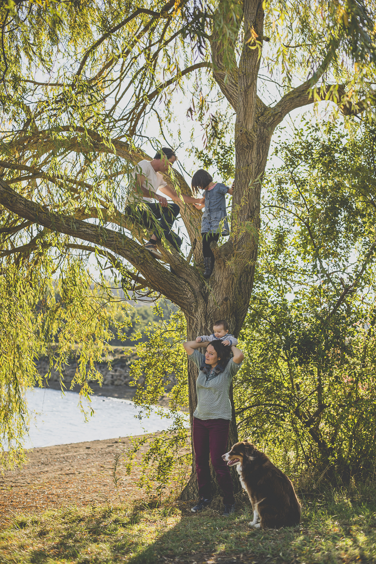 Séance photo en famille Ariège - famille joue dans un arbre - Photographe famille
