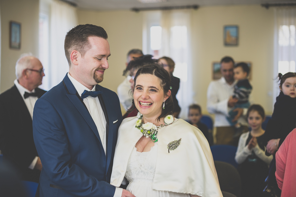 Reportage mariage hiver - mariés rient pendant cérémonie civile - Photographe mariage
