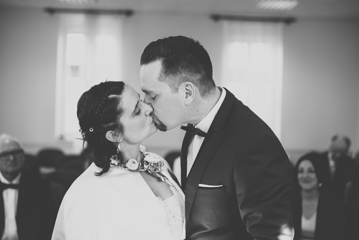 Reportage mariage hiver - mariés s'embrassent pendant cérémonie civile - Photographe mariage