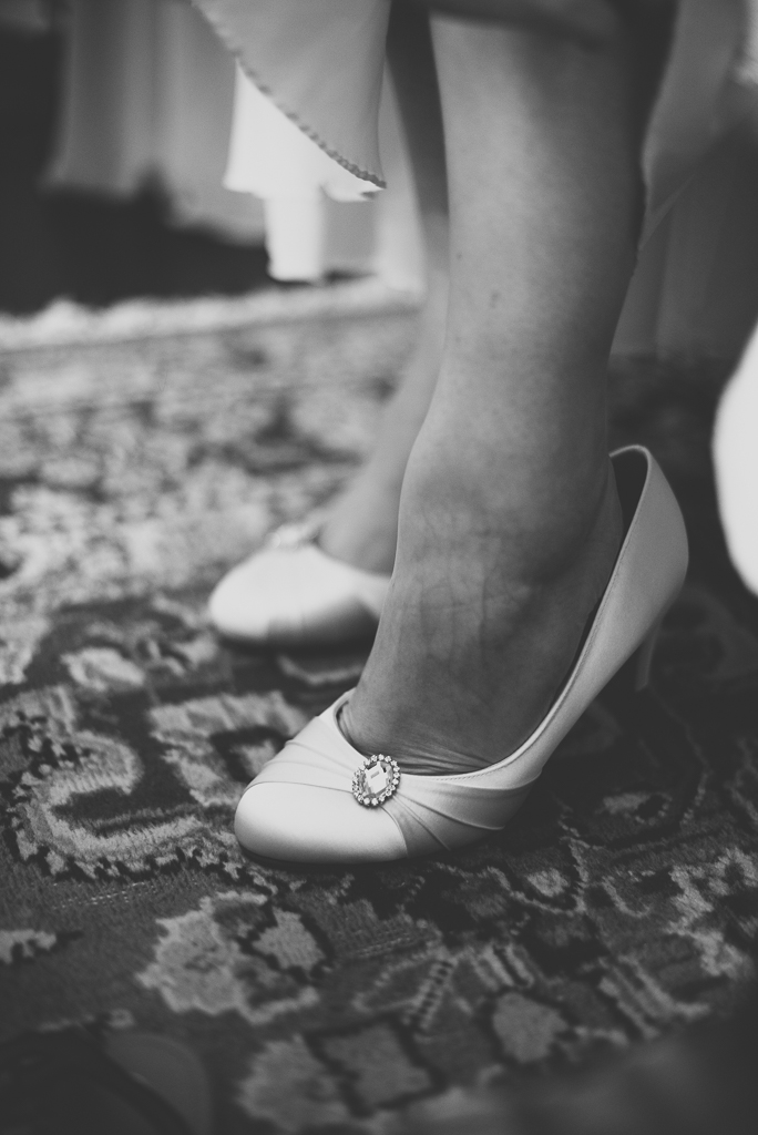 Reportage mariage château Hautes-Pyrénées - mariée met ses chaussures - Photographe mariage