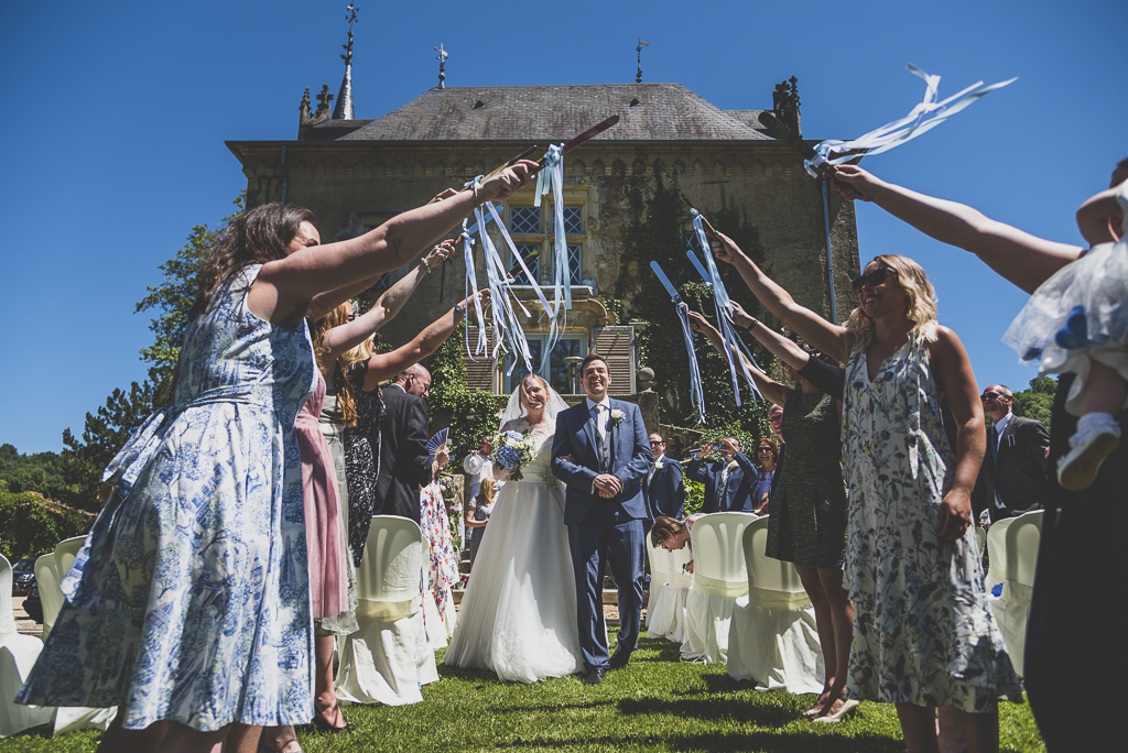 Reportage mariage château Hautes-Pyrénées - haie d'honneur - Photographe mariage