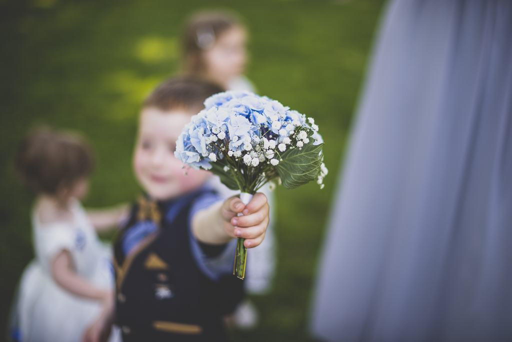 Reportage mariage château Hautes-Pyrénées - bouquet tenu par un enfant - Photographe mariage