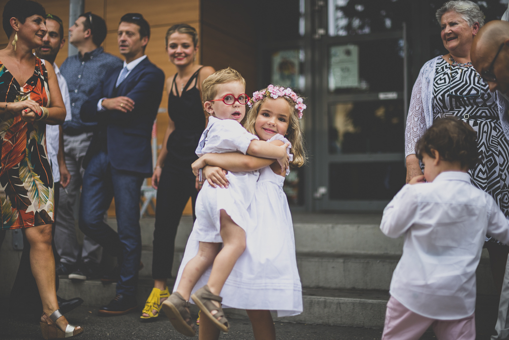 Wedding Photography Toulouse - little girl carries little boy - Wedding Photographer