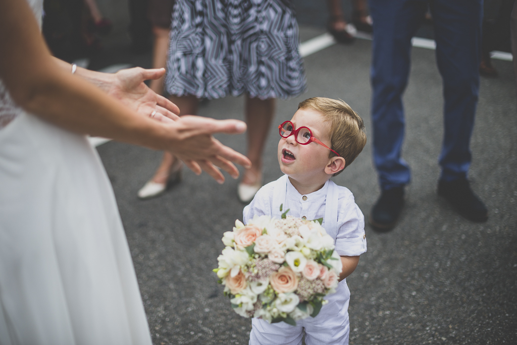 Reportage mariage Toulouse - petit garçon tient bouquet de la mariée - Photographe mariage