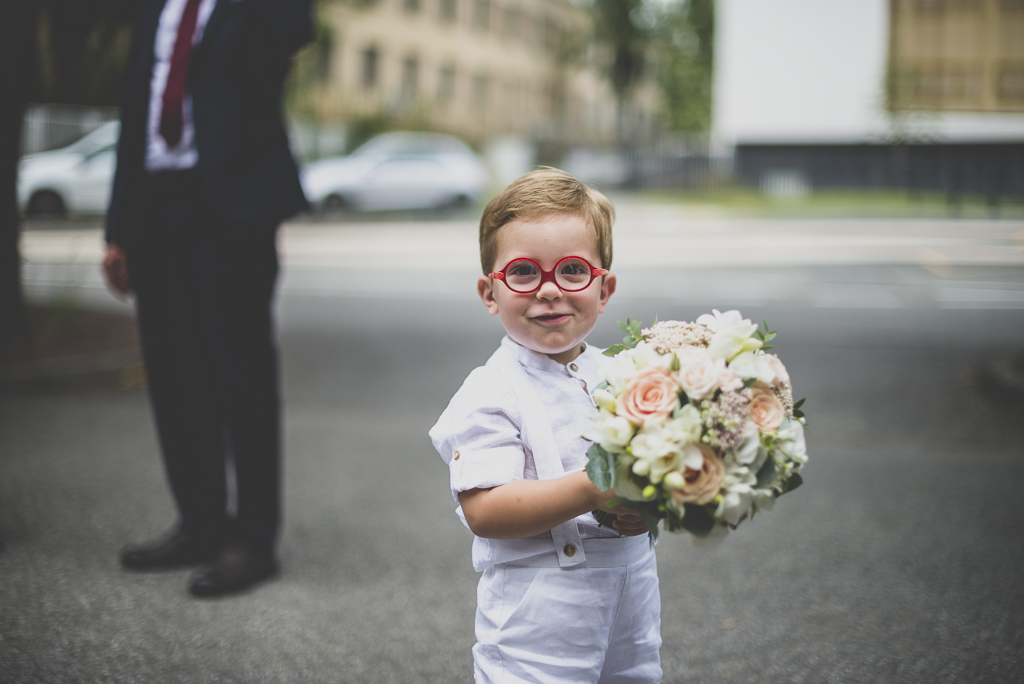 Reportage mariage Toulouse - petit garçon tient bouquet de la mariée - Photographe mariage