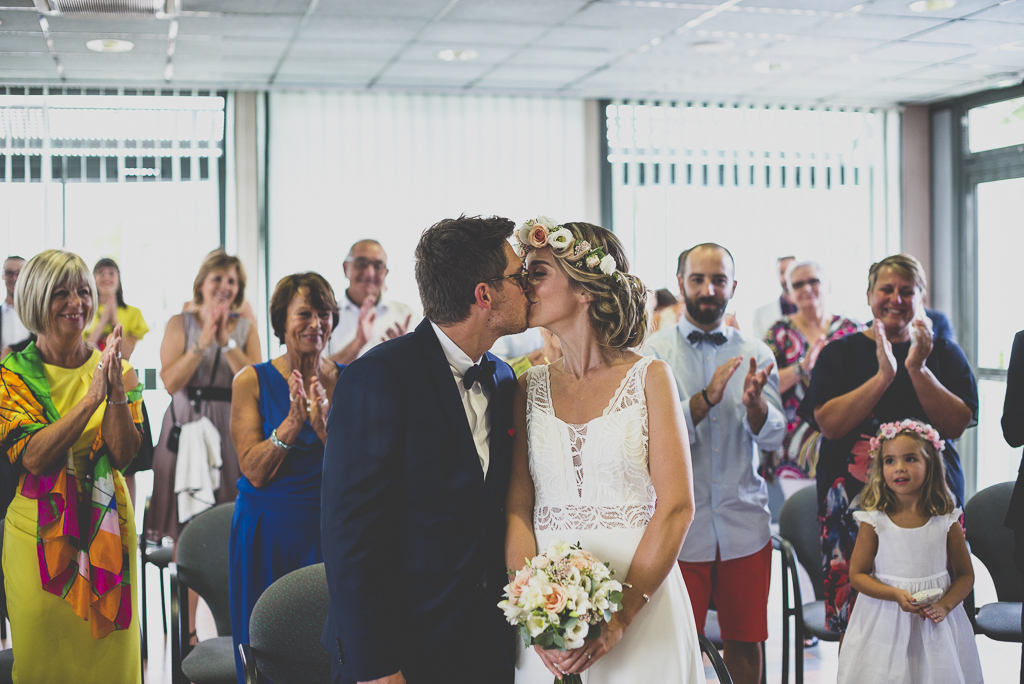Reportage mariage Toulouse - mariés s'embrassent à la cérémonie à la mairie - Photographe mariage