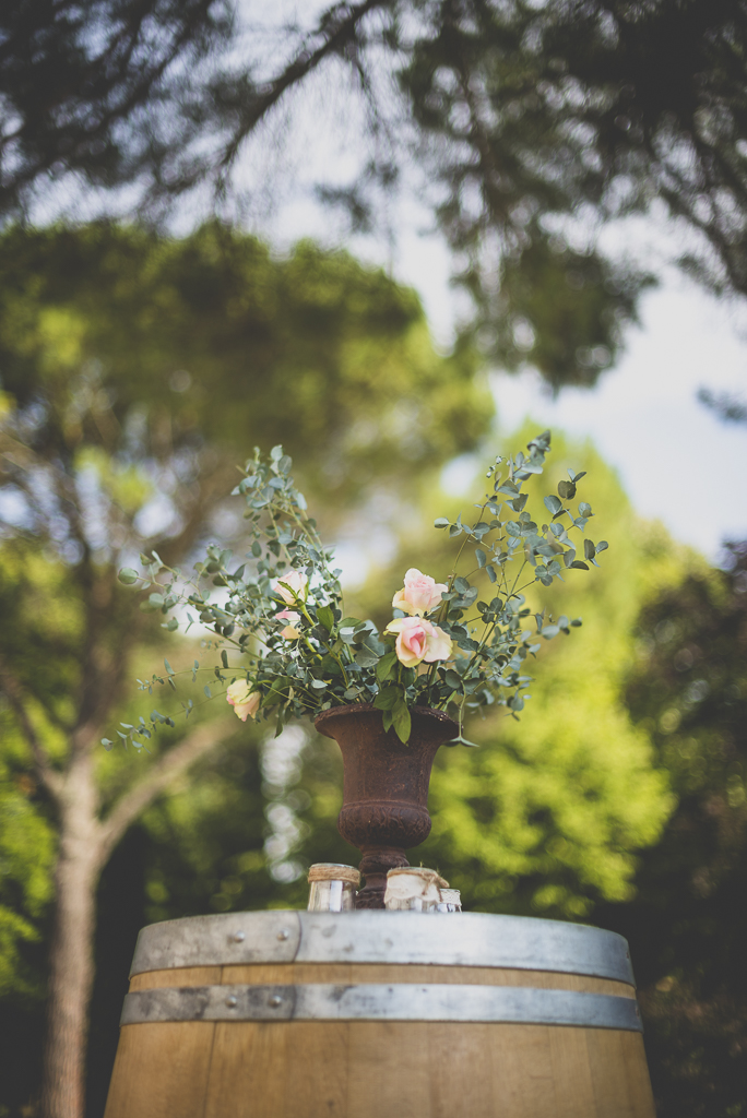 Wedding Photography Toulouse - flowers on barrel - Wedding Photographer