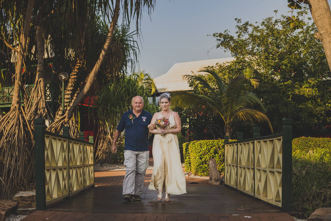 rozimages - photographie de mariage - mariée et son papa marchant - Broome, Australie