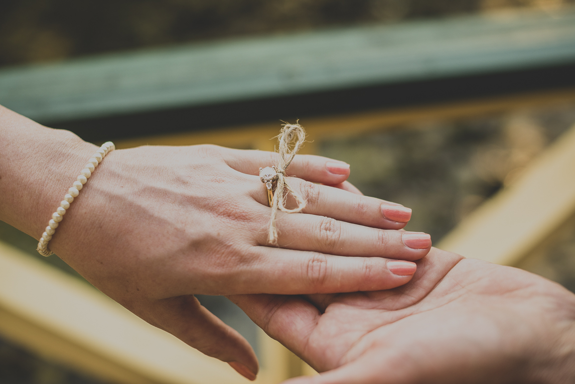 rozimages - photographie de mariage - gros plan sur la main de la mariée tenue par le marié - Broome, Australie