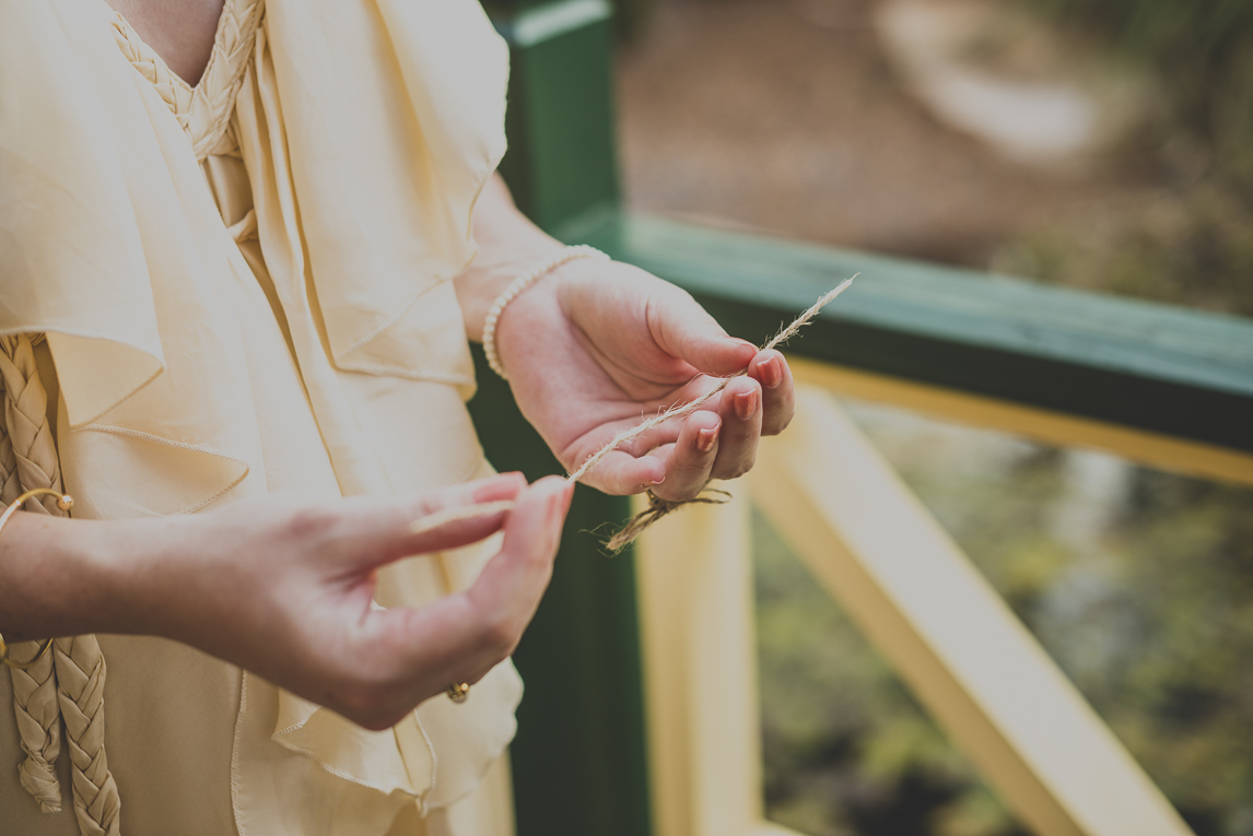 rozimages - photographie de mariage - gros plan sur les mains de la mariée qui tient un morceau de ficelle - Broome, Australie