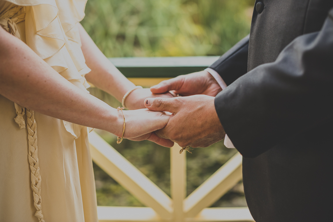 rozimages - photographie de mariage - mariés se tenant les mains - Broome, Australie