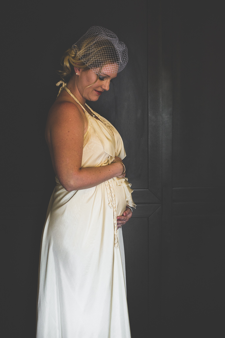 rozimages - photographie de mariage - mariée enceinte montrant son ventre à travers sa robe - Broome, Australie