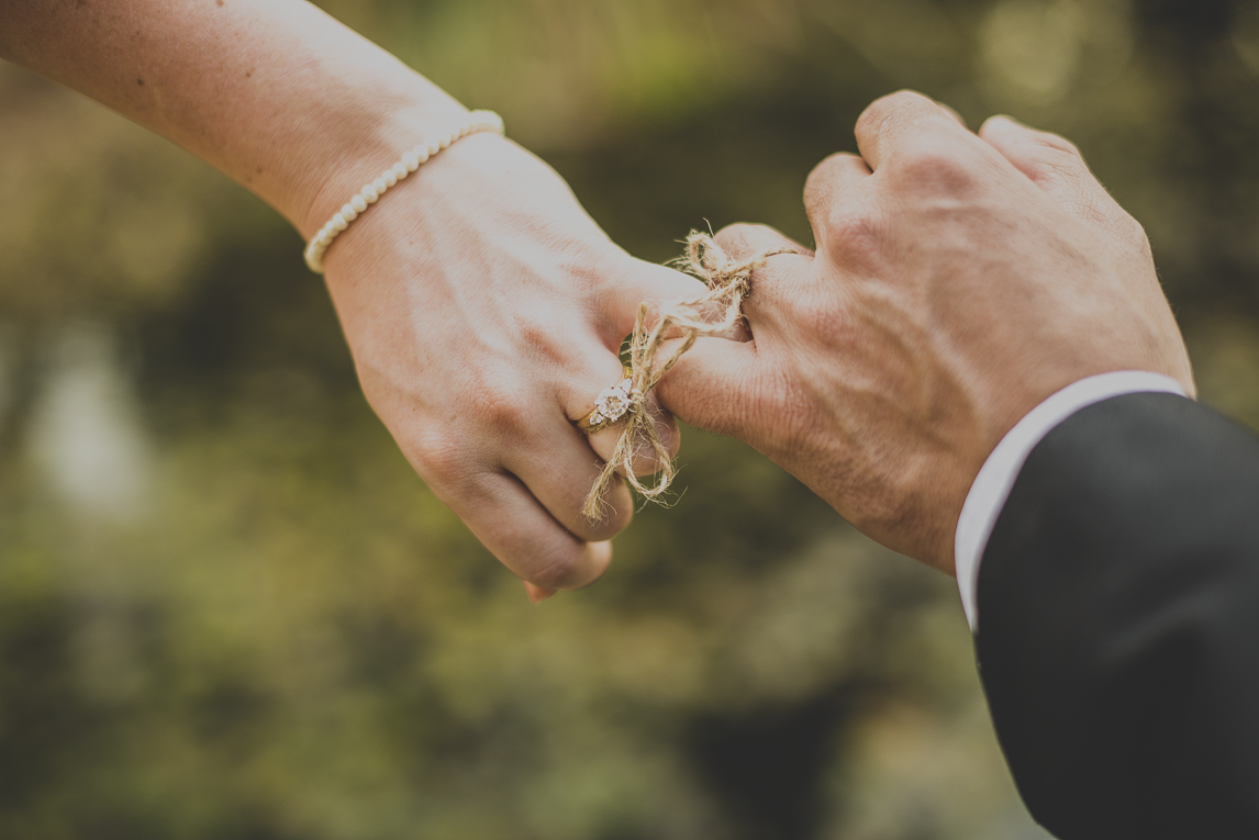 rozimages - photographie de mariage - mariés faisant la promesse anglophone 'pinky swear', gros plan sur les mains - Broome, Australie