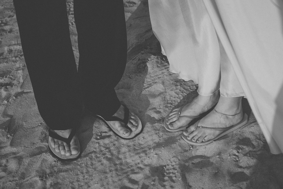 rozimages - photographie de mariage - mariés en tongs sur le sable, gros plan sur les pieds - Broome, Australie