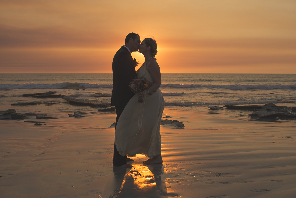 rozimages - photographie de mariage - mariés s'embrassant sur la plage devant le coucher du soleil - Broome, Australie