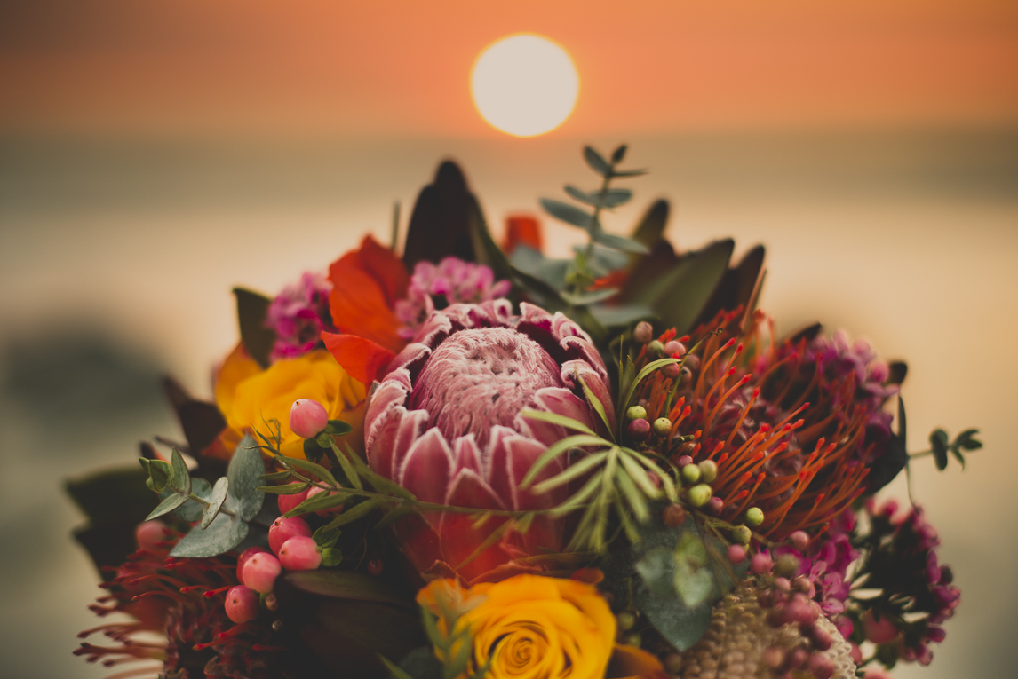 rozimages - photographie de mariage - gros plan sur le bouquet avec le coucher du soleil en fond - Broome, Australie