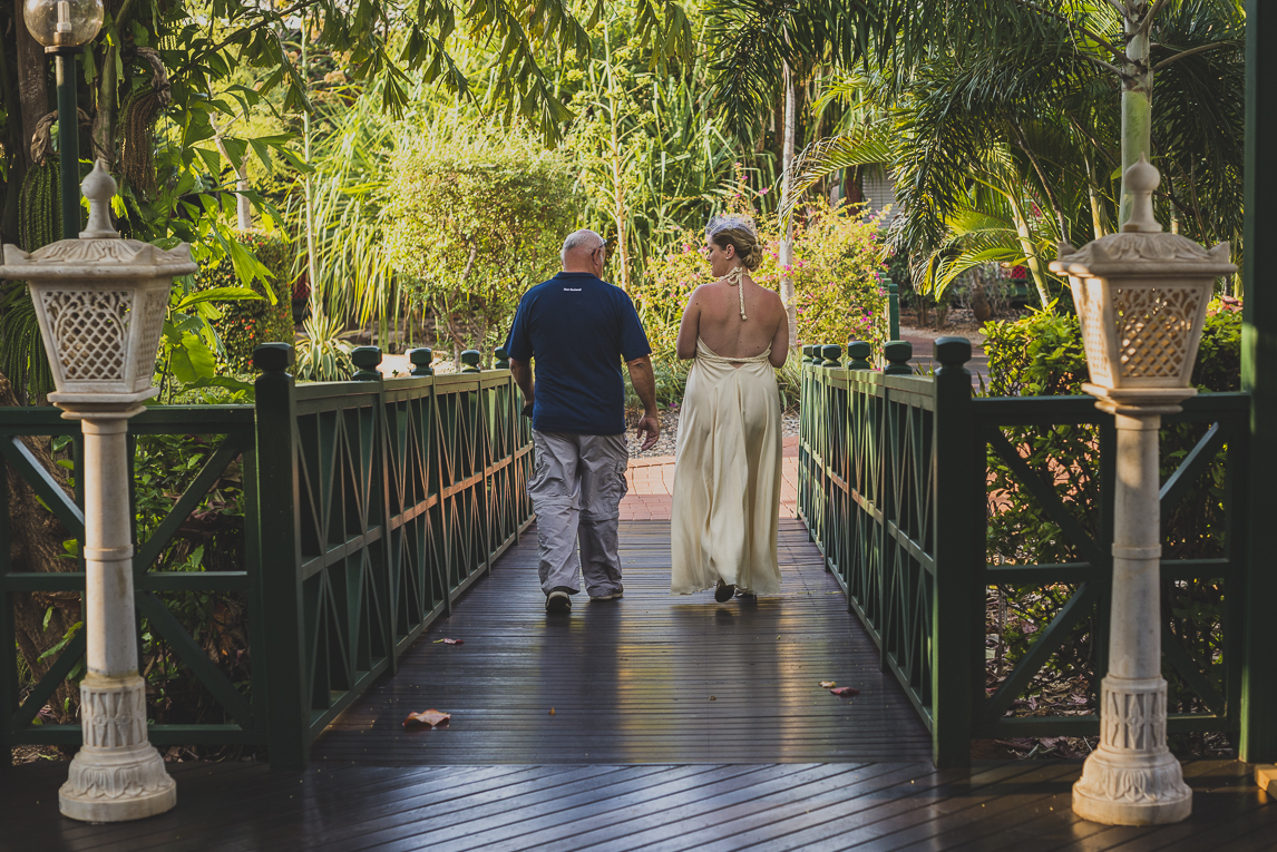 rozimages - photographie de mariage - mariée et son papa marchant - Broome, Australie
