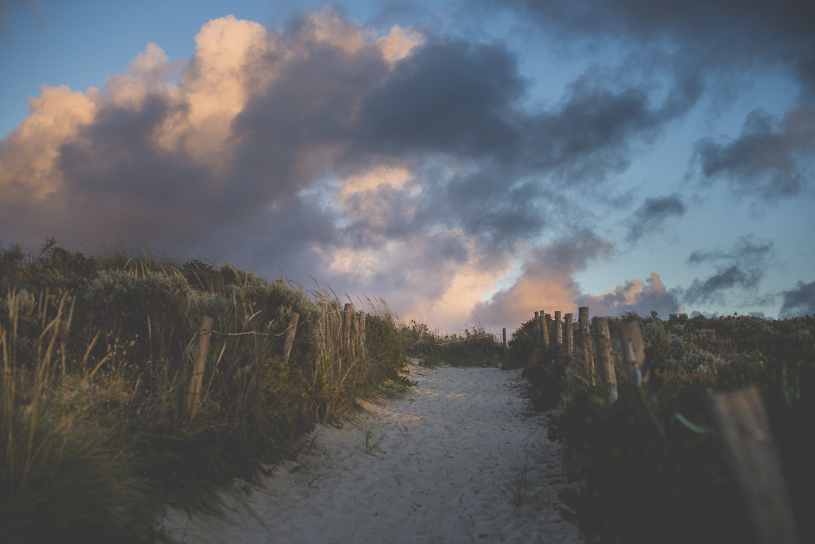 rozimages - photographie de grossesse - chemin de plage et ciel nuageux - City Beach, Perth, Australie