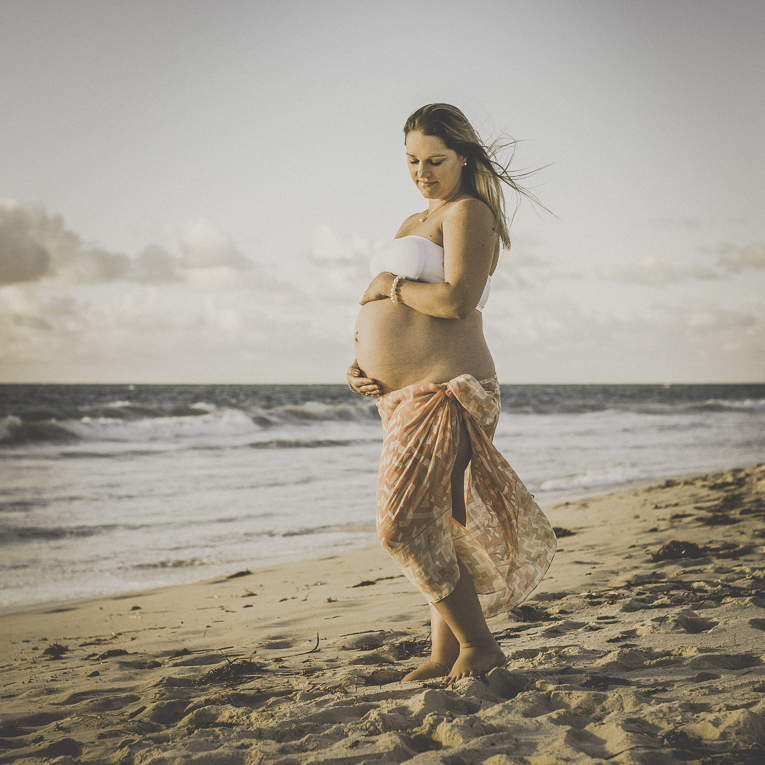 rozimages - photographie de grossesse - femme enceinte à la plage - City Beach, Perth, Australie