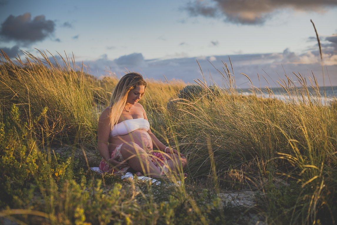 rozimages - photographie de grossesse - femme enceinte assise parmis de hautes herbes - City Beach, Perth, Australie