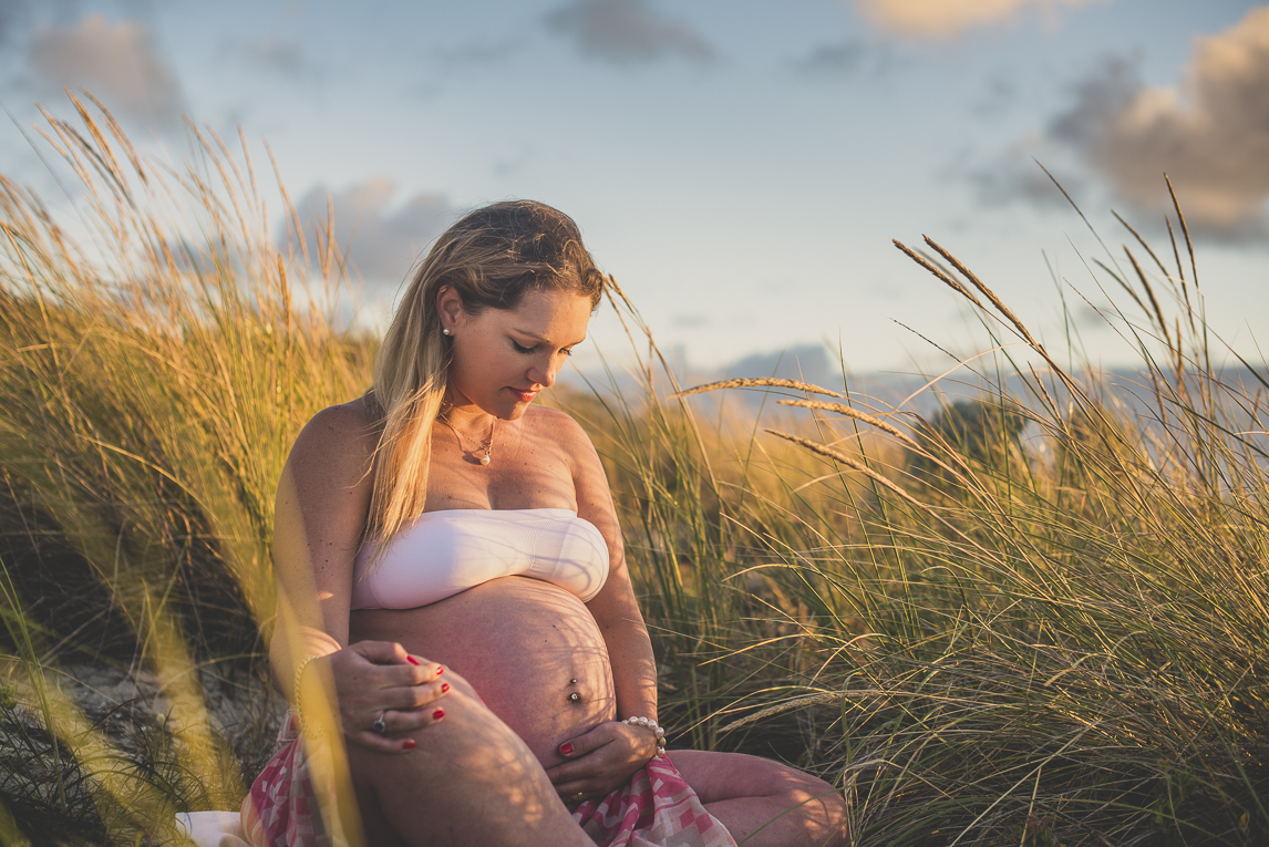 rozimages - photographie de grossesse - femme enceinte assise parmis de hautes herbes - City Beach, Perth, Australie