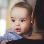 Séance photo famille - reportage baptême - petit garçon dans les bras de sa maman - Photographe famille