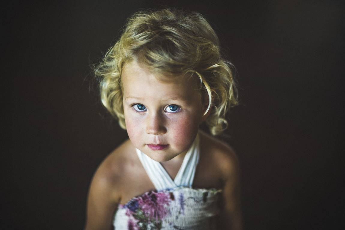 Portrait d'une petite fille levant les yeux. Seance Famille et Enfants. Photographe: Rozenn Hamoniau (Haute Garonne)