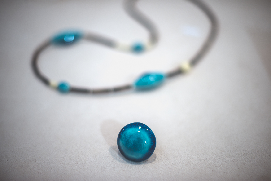 rozimages - Event photography - Salon des Arts et du Feu 2015 - blue ring and necklace, on display - Martres-Tolosane, France